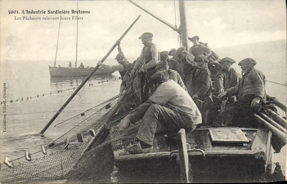 Die Fischer, die ihre Netze hochheben — Die bretonische Sardinenindustrie — Sammlung Villard, Quimper, n°5001 - Vorderseite
