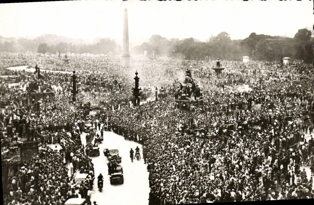 Place de la Concorde — Menge wartet auf General de Gaulle — Éditions S.T.L. Lavelle, Serie 5 - Vorderseite