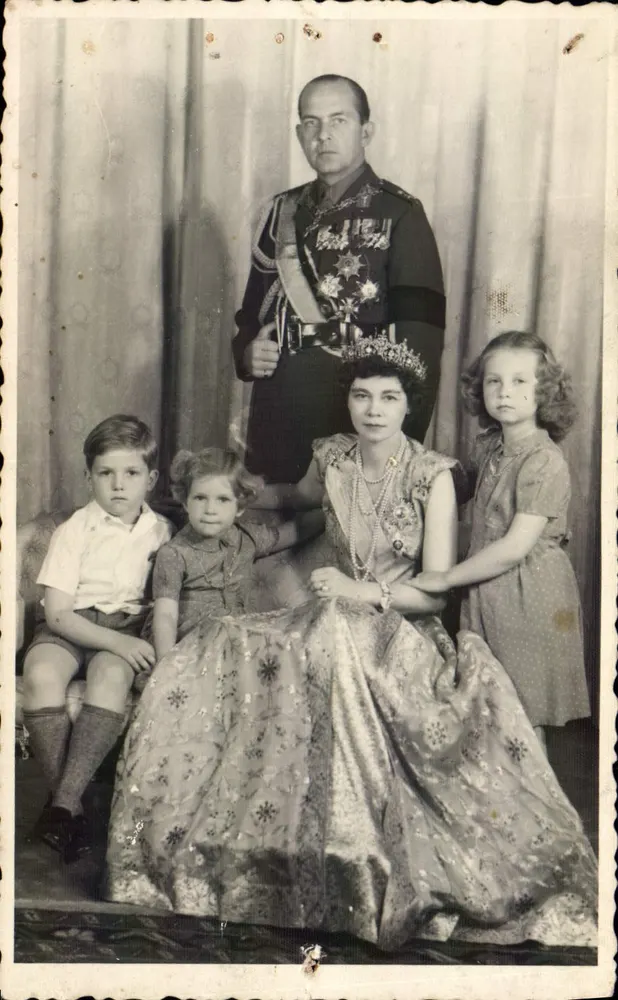 Famille royale — portrait en studio — éditeur Geynner - Frente