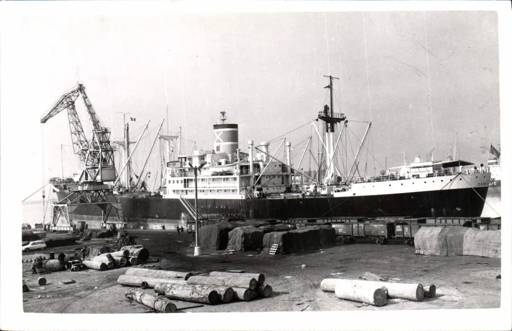 Porto de carregamento — Navio de carga DOMA — Foto-Scopit Baudeleaire - Frente