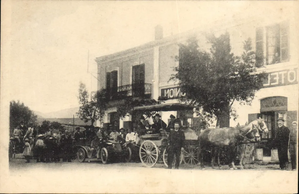 Hotel Union — scena uliczna z samochodem i karetą — wydawca nieznany - Awers