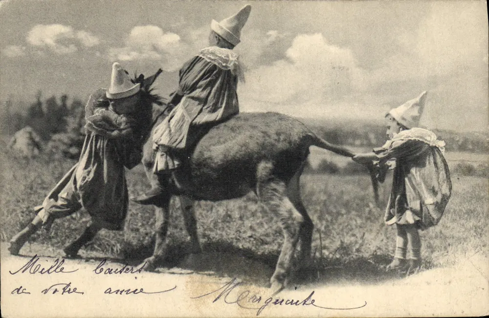 Crianças em trajes de bruxas — cena campestre — Clément, Tournier & Cie, Série 15 - Frente