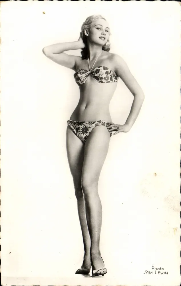 Mulher em maiô com estampas — Foto Sam Levin — Éditions Danick Patisson, n°625 - Frente