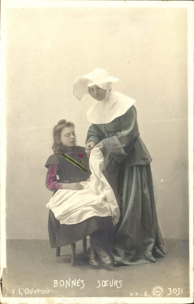 Bonnes Sœurs — Sujeto: religiosa ajudando uma jovem — V. L'Ouvroir, n° 3031 - Frente