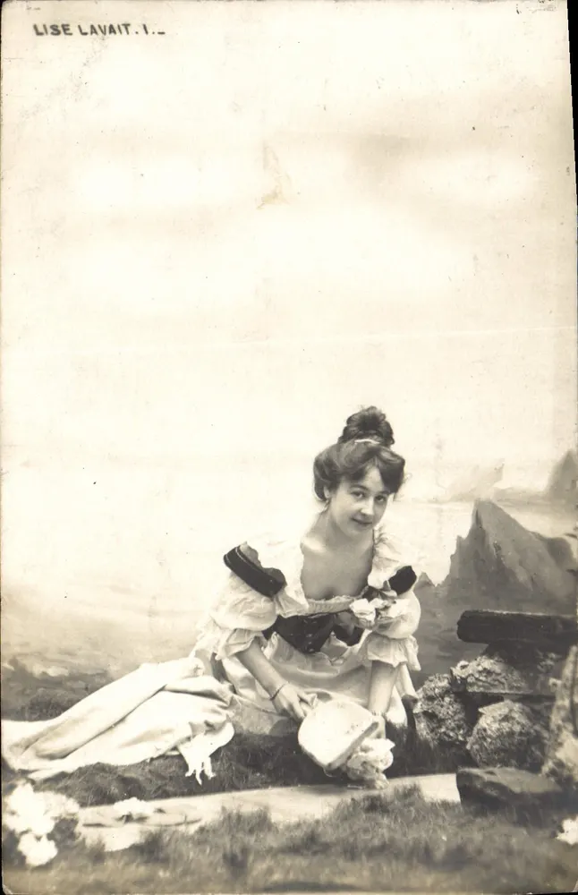 Lise Lavait — Portrait einer jungen Frau in einem Rüschenkleid — J.M. Paris - Vorderseite