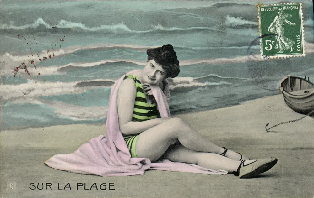Auf der Strand — Frau in gestreiftem Badeanzug — Verleger B. (Serie 2764) - Vorderseite