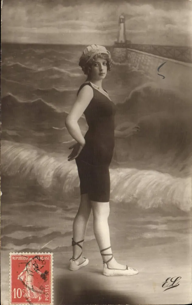 Mulher em maiô — praia com farol — E.L. (editora ?) - Frente