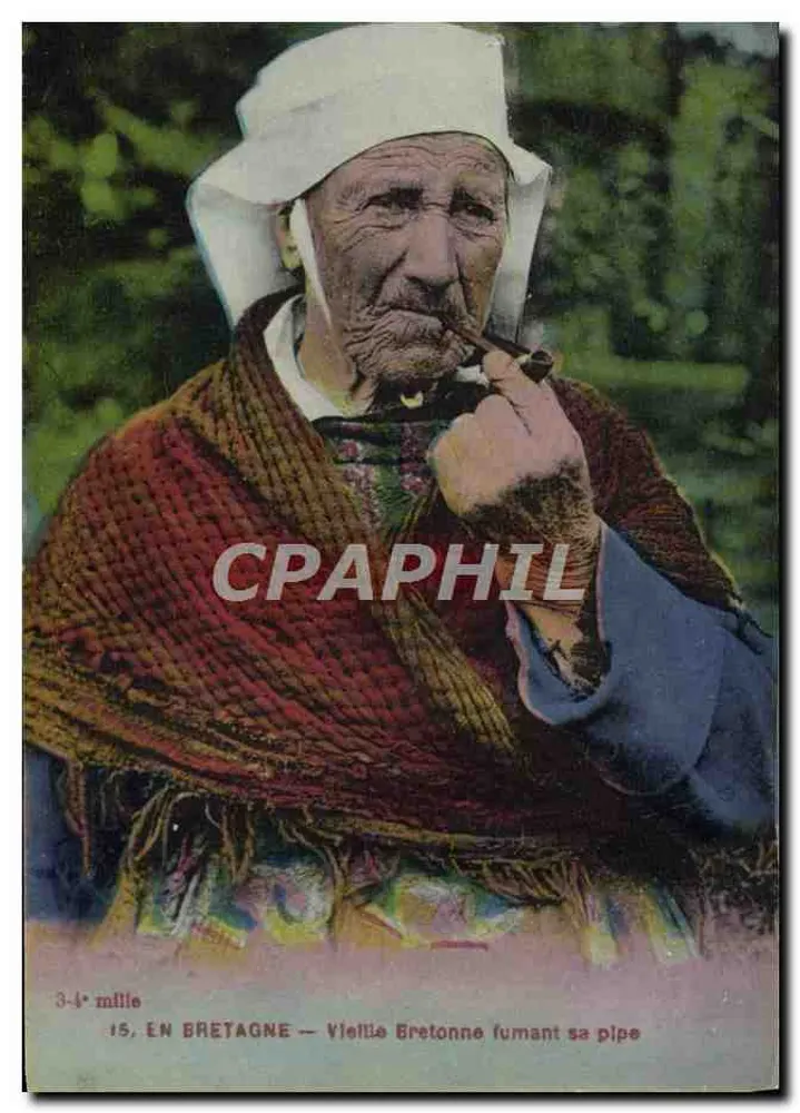 In der Bretagne — Alte Bretonin, die ihre Pfeife raucht — P. Chanteur, Imp. Editeur, Rennes - Vorderseite