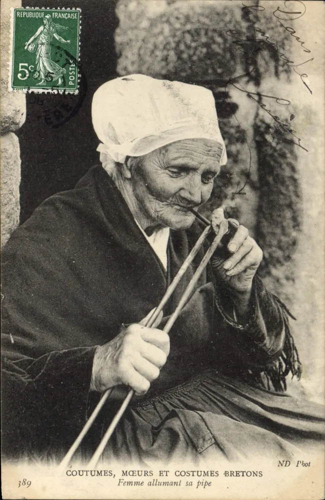 Mulher acendendo seu cachimbo — costumes, mœurs e trajes bretones — ND Phot, n° 389 - Frente