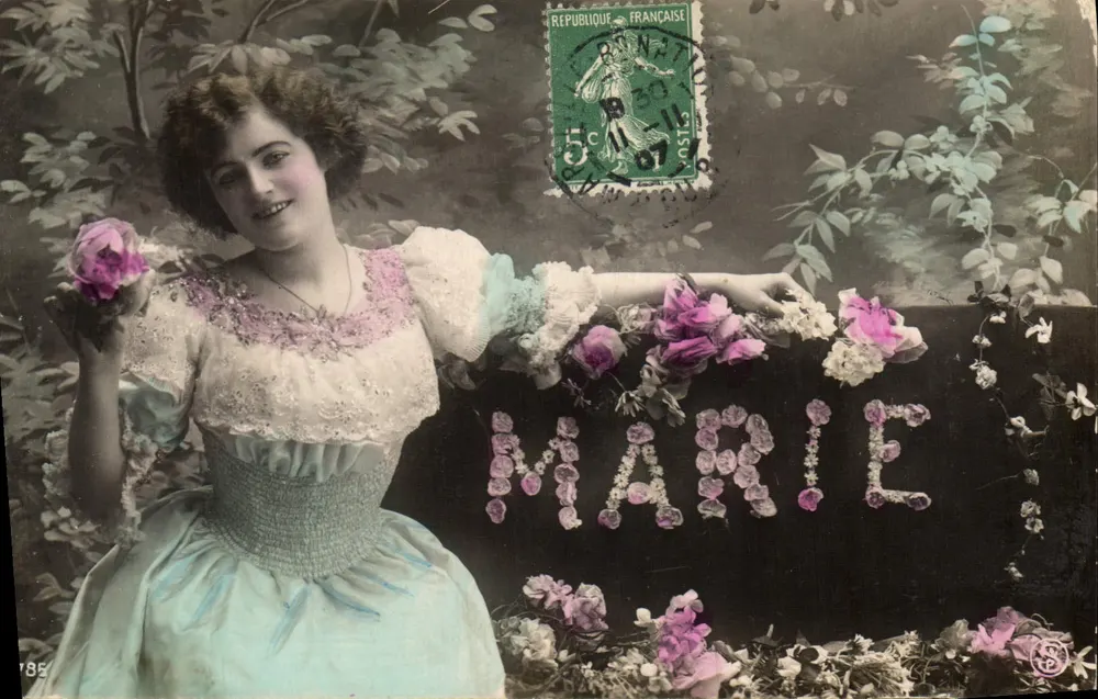 Frau in blauer Robe mit einer Rose — floraler Dekor mit der Inschrift 'MARIE' — anonymer Verleger, Nr. 185 - Vorderseite