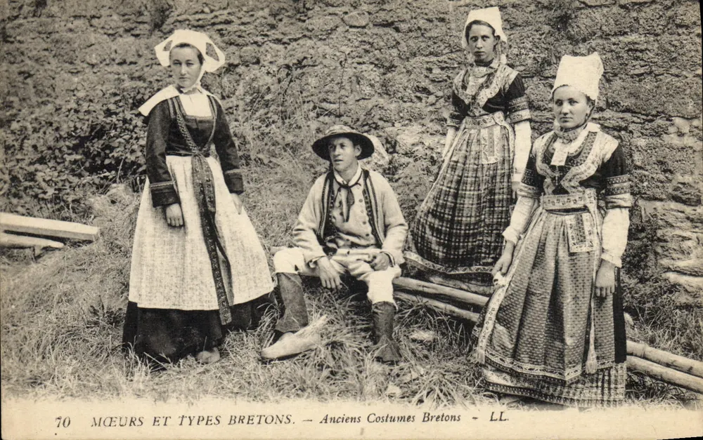 Mœurs et Types Bretons — Velhos Trajes Bretões — LL. - Frente