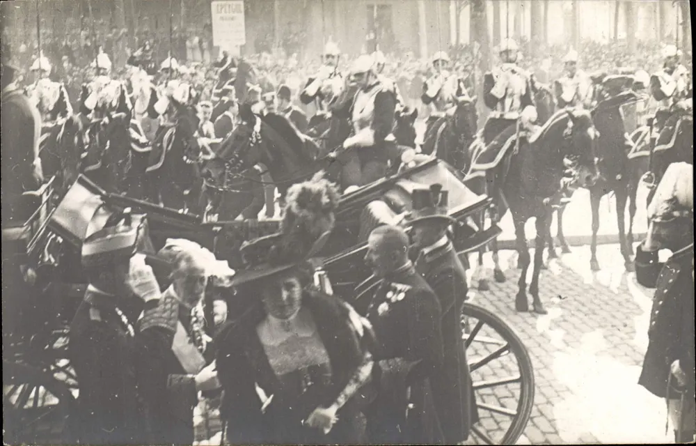 Cerimônia militar — procissão equina com carruagem — editor R. Gaillenouin, Paris - Frente