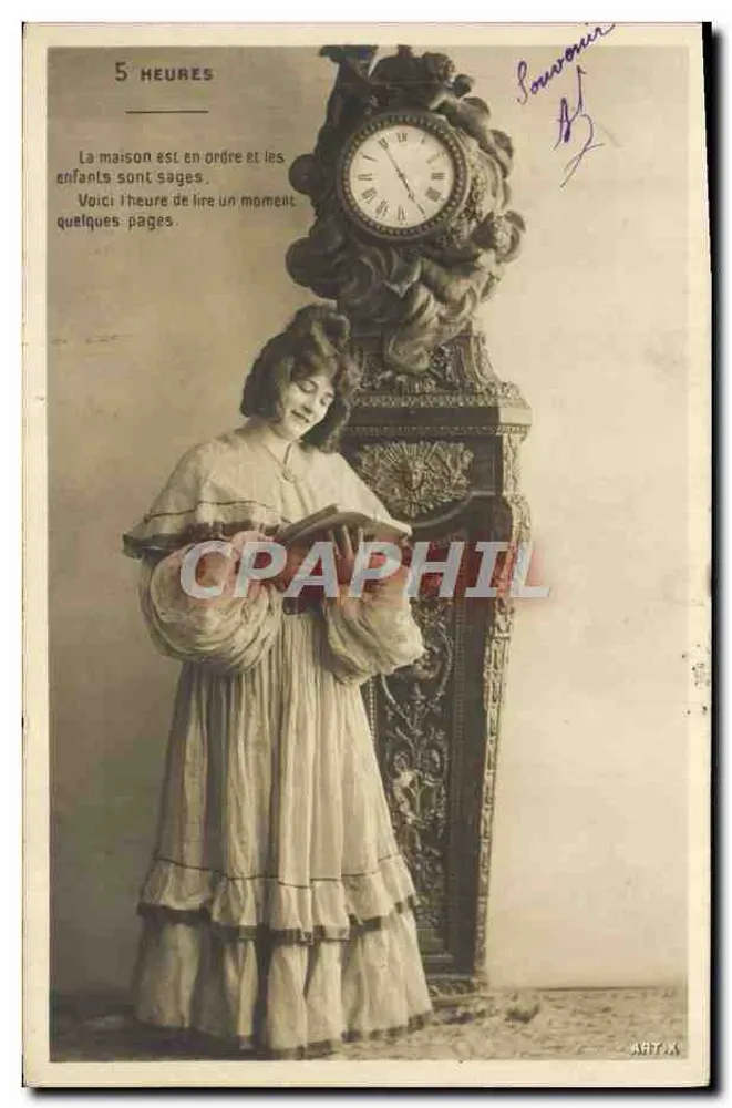 Frau, die neben einer Uhr liest — 5 UHR — Verlag ART X - Vorderseite