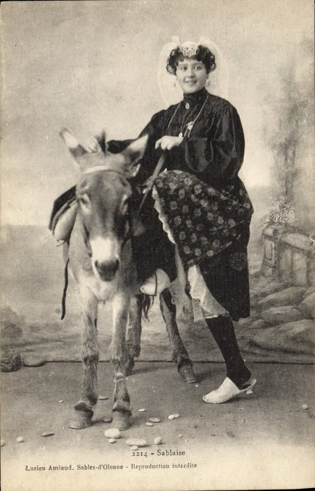 Mulher em traje de Sablaise — Lucien Amiaud, Sables-d'Olonne — n° 2214 - Frente