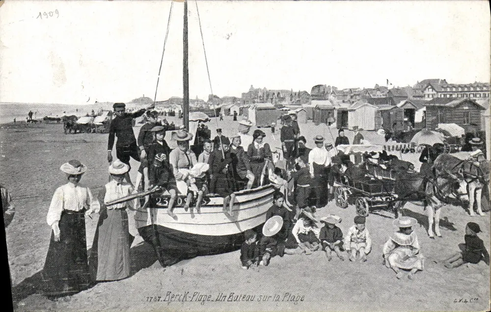 BertK-Plage. Um Barco na Praia — Bilhete postal antigo n° 1737 - Frente