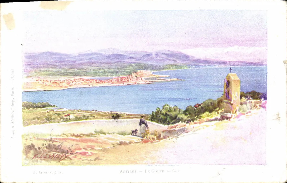 Antibes — Der Golf — Panoramablick mit Kapelle und Dorf am Meer — Verlag Leong et Mathiech, Druck Paris — n° C. 1 - Vorderseite
