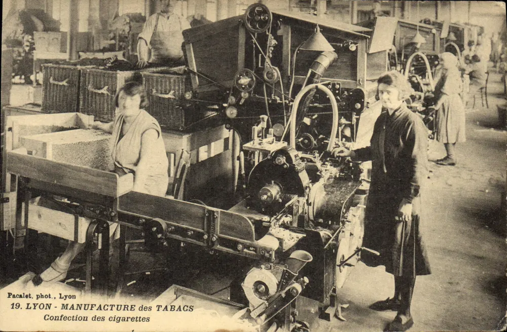 LYON — Tabakfabrik — Zigarettenherstellung — Pacalet, Foto. Lyon - Vorderseite