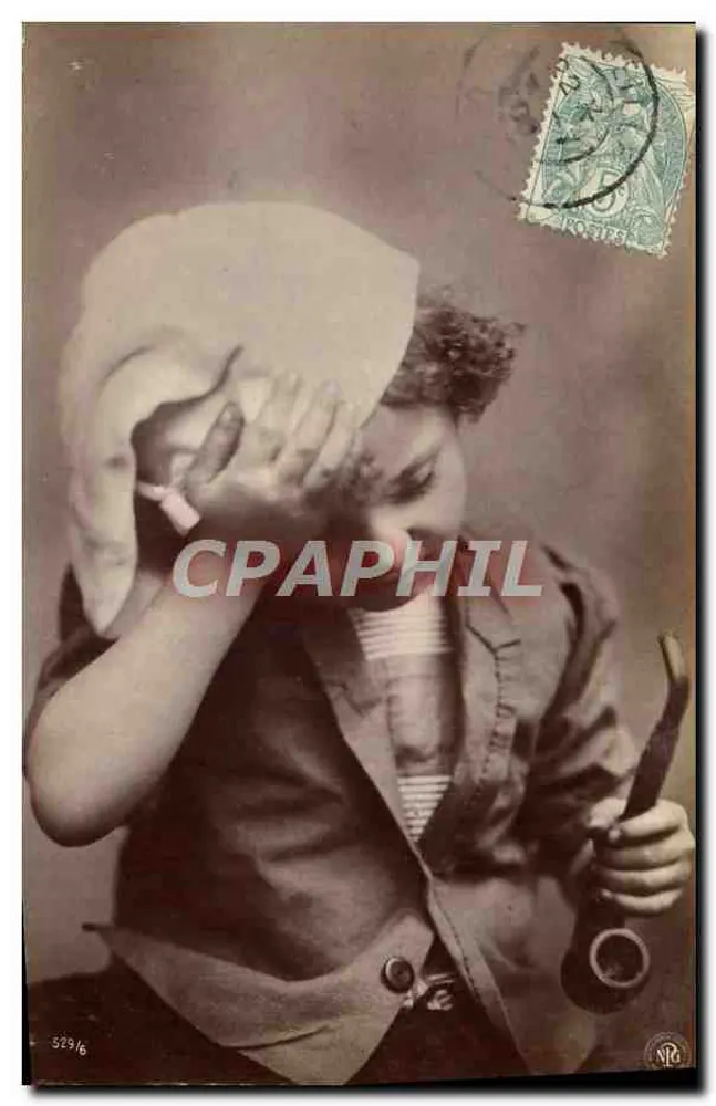 Jovem mulher cobrindo seu rosto — editor: Neue Photographische Gesellschaft A.G. Berlin — n° 529/6 - Frente