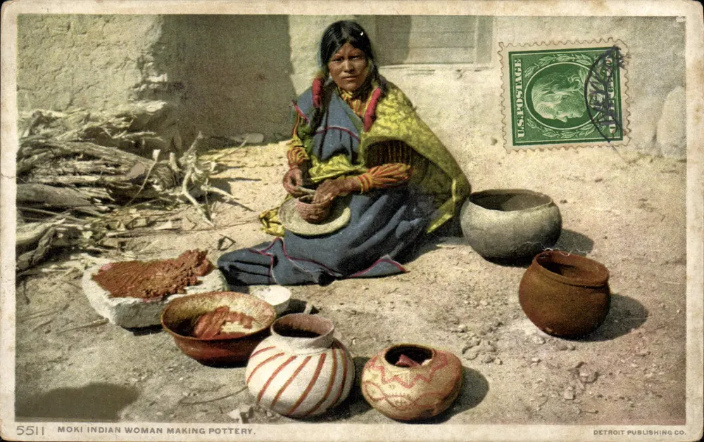 Moki-Indianerin, die Keramik herstellt — Detroit Publishing Co. n°5511 - Vorderseite