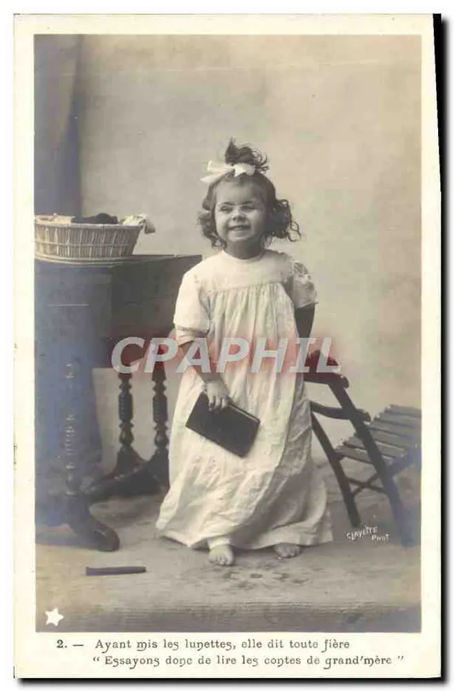 Kleine Mädchen mit Brille — 'Versuchen wir doch, die Bücher der Oma zu lesen' — CLEVILYTE PHOT. - Vorderseite