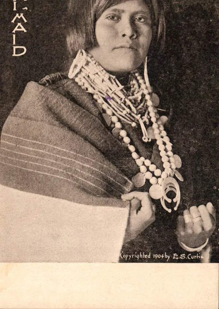 Kobieta indyjska — Portret — E.S. Curtis, seria 1904 - Awers