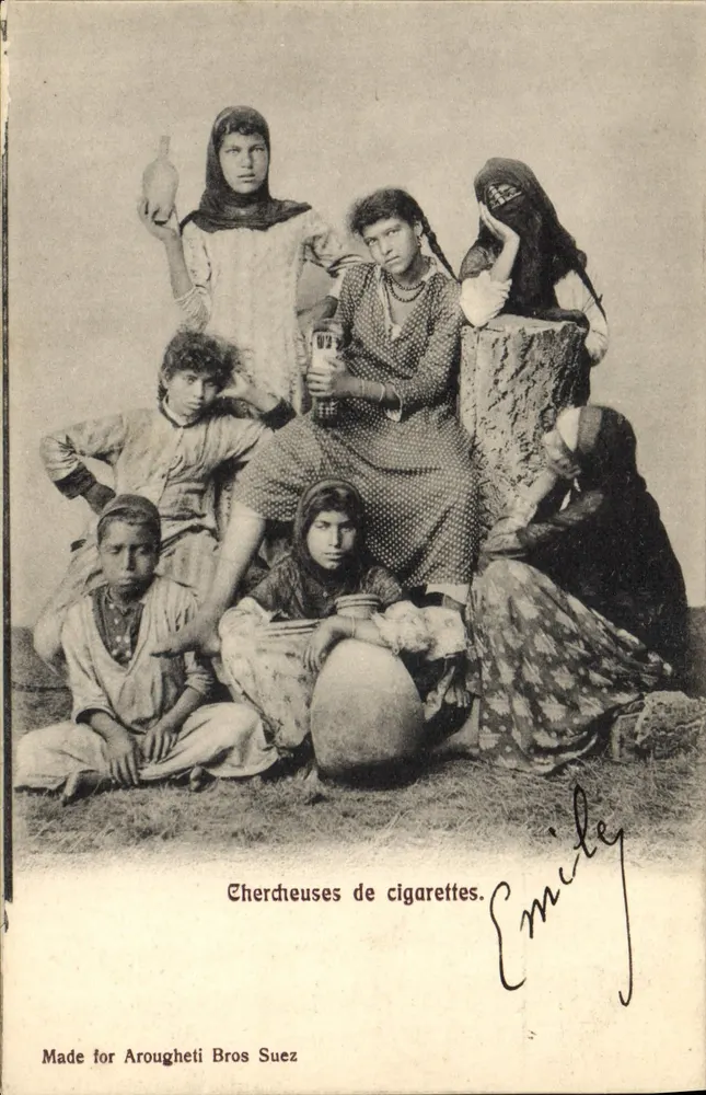 Grupo de jovens meninas e meninos — cena de vida cotidiana — editor Arougheiti Bros Suez - Frente
