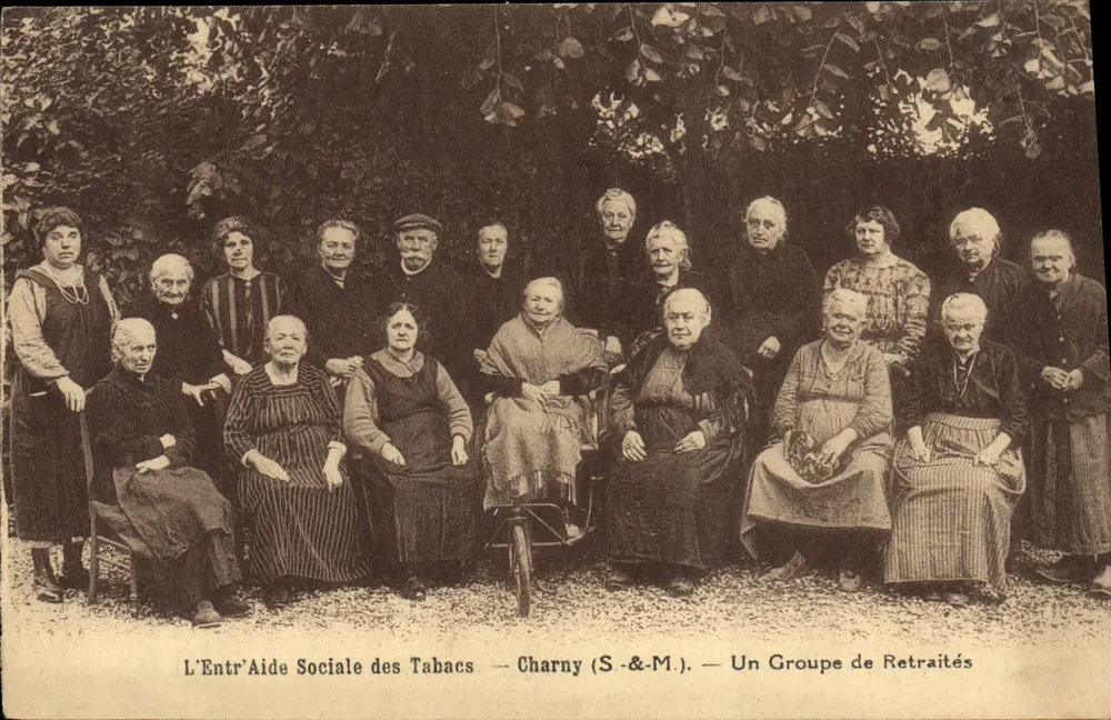 L'Entr'Aide Sociale des Tabacs — Charny (S.&M.) — Eine Gruppe Rentner - Vorderseite