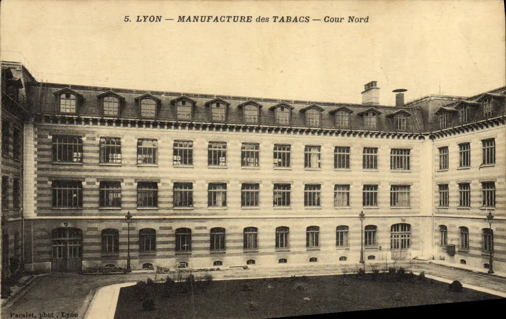 Lyon — Manufacture des Tabacs — Cour Nord — Pacealet, phot. Lyon - Vorderseite
