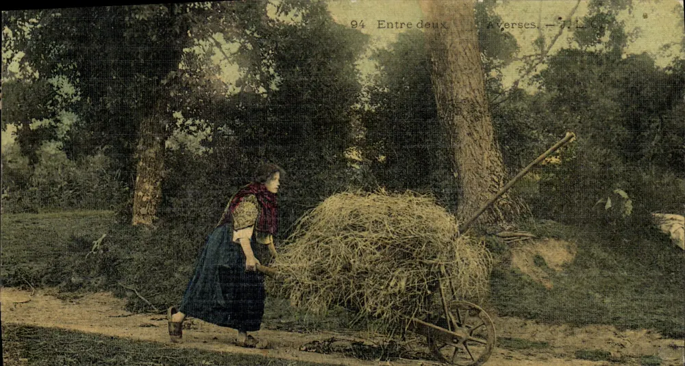Mulher empurrando uma carruagem carregada de palha — Entre duas Averses — J.L.C. - Frente