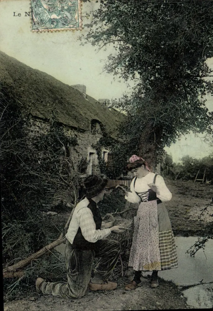 Cena de aldeia — jovem casal diante de uma casa de pedra — editor Le N - Frente