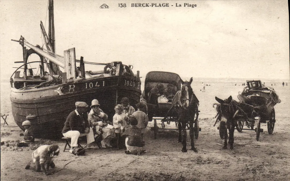 Berck-Plage - A Praia — cena de praia com barco e carruagens de burros — n° 138 - Frente