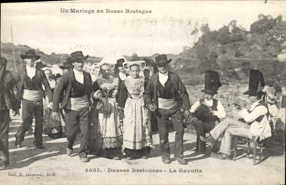 Eine Hochzeit in der unteren Bretagne — Bretonische Tänze — Die Gavotte — Coll. E. Hamonic, St-B. - Vorderseite