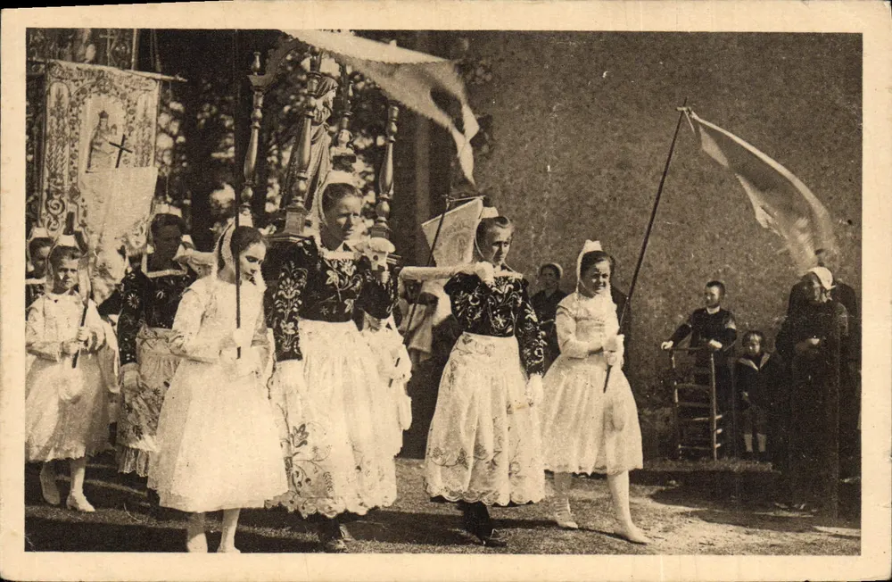 Pardon de Sainte-Anne-la-Paloue — procession avec statue et jeunes filles en costume — éditeur : La Décade, n° 1727 - Frente