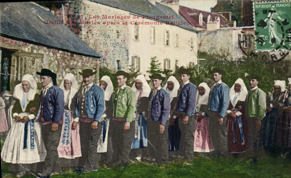 Plougasnél — Défilé des Mariés après la Cérémonie Religieuse — Éditeur : Les Mariages de Plougasnél, n° 307 - Frente