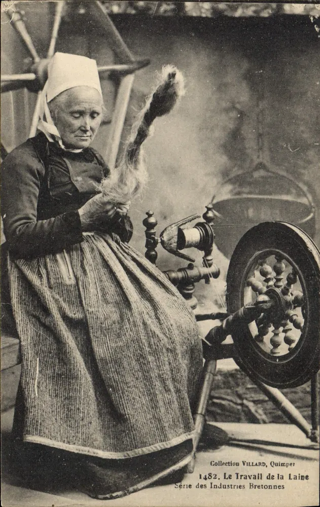 Mulher bretona tecendo lã — Coleção Villard, Quimper — Série das Indústrias Bretãs n°1482 - Frente