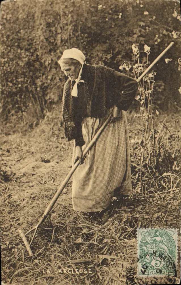 La Sarclouse — Mulher regando um campo — editor Raphaël Tuck & Fils, número de série não visível - Frente