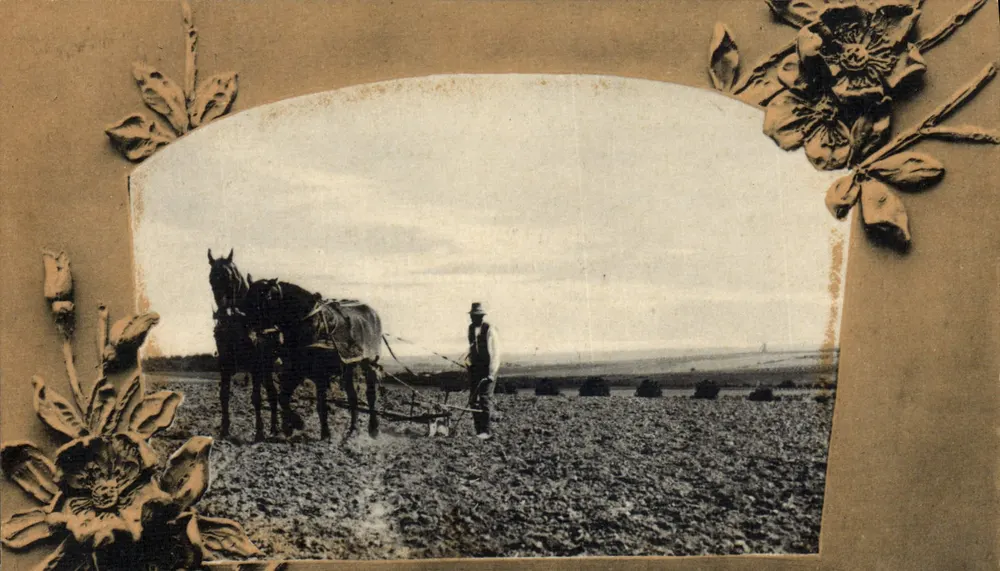 Agricultor com dois cavalos em pleno arado — moldura floral — editor não identificado - Frente