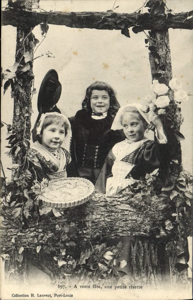 Três crianças em trajes tradicionais — Collection H. Laurent, Port-Louis — n° 897 - Frente