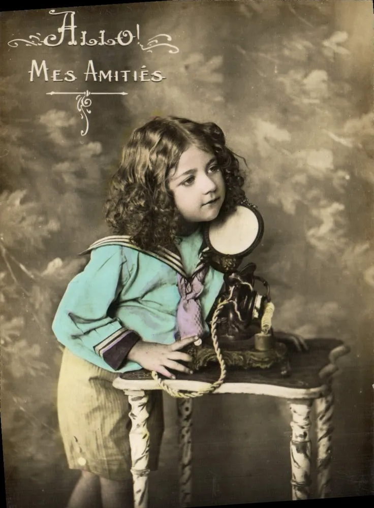 Fille en tenue de marin — avec téléphone ancien — carte postale 'Allo! Mes Amitiés' - Recto