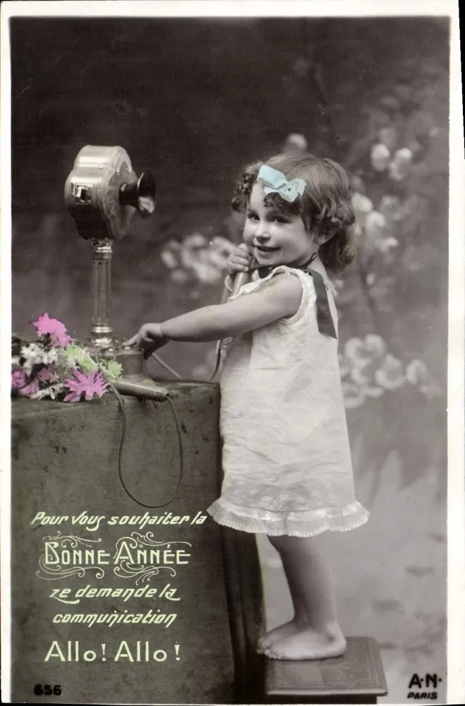 Kleine Mädchen, die mit einem Telefon spielt — A.N. PARIS, n° 656 - Vorderseite