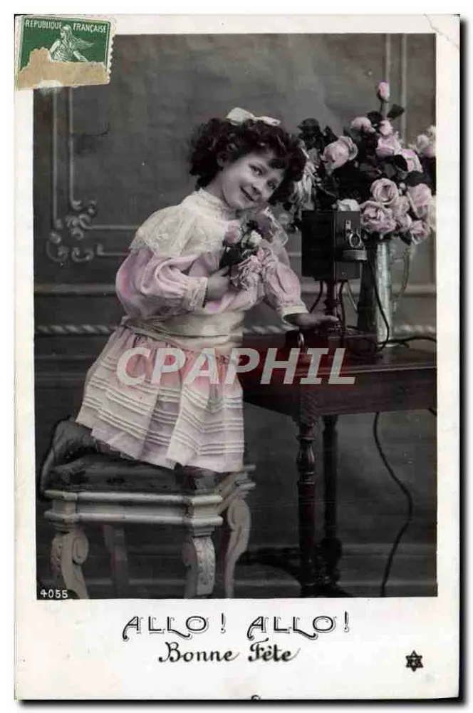 Lächelnde kleine Mädchen — mit Blumenstrauß und Telefon — Nr. 4055 - Vorderseite