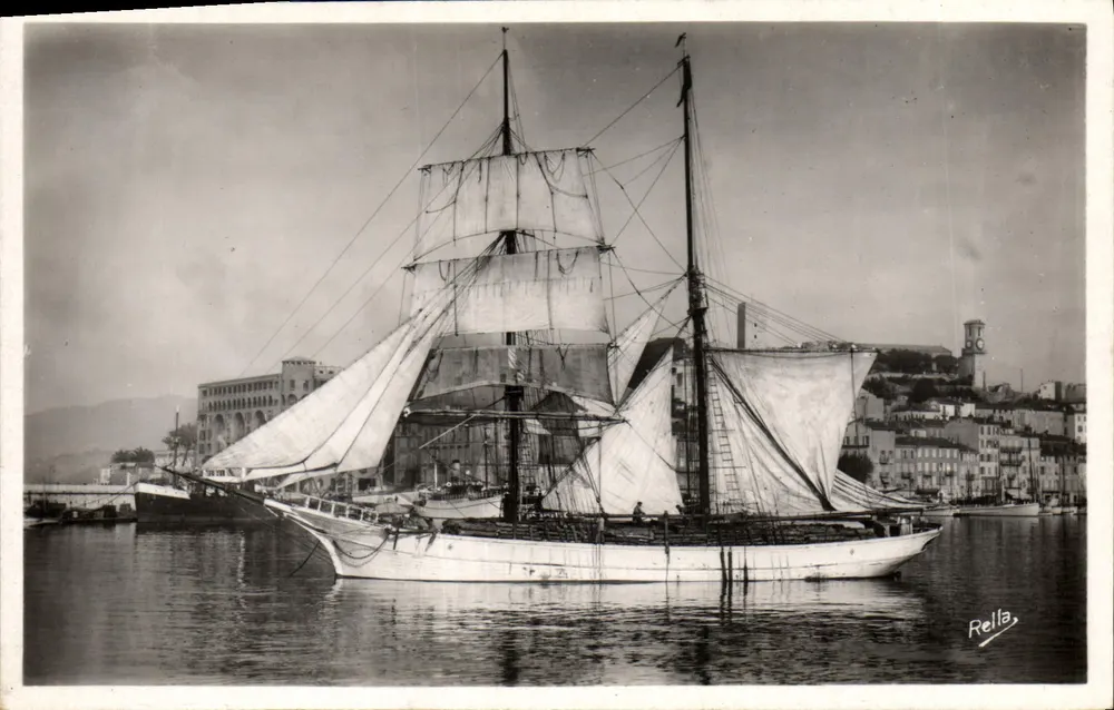 Cannes — Segelboot, das den Hafen verlässt — Rella - Vorderseite