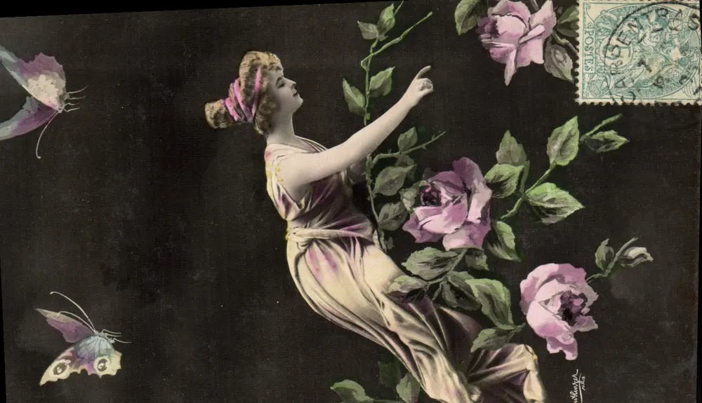 Frau in einem violetten Kleid umgeben von Rosen und Schmetterlingen — Verlag: Alberge, Nr. 127 - Vorderseite