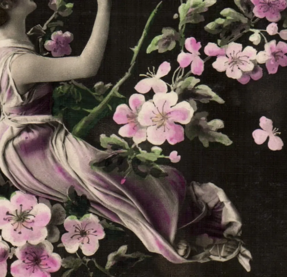 Frau in einem violetten Kleid unter Blumen — Verlag nicht sichtbar - Vorderseite