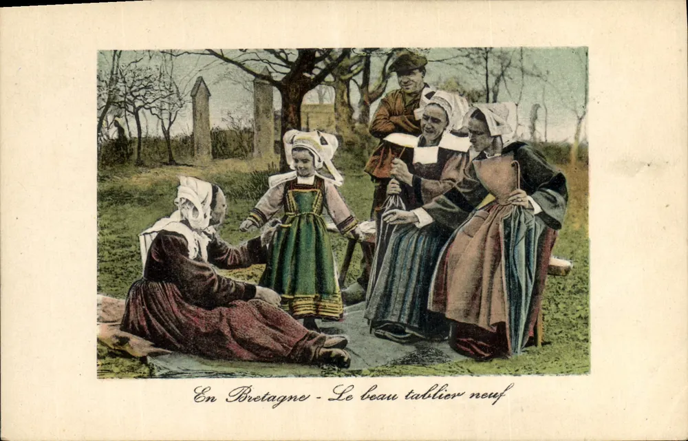 En Bretagne - Le beau tablier neuf — scène de village avec femmes en costume traditionnel, éditeur non visible - Frente