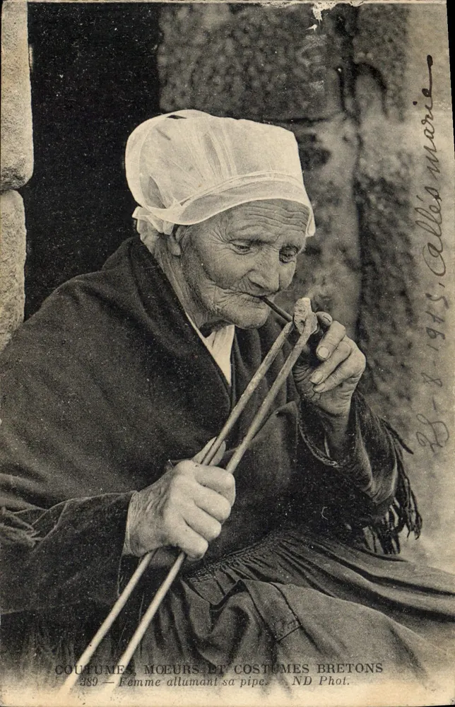 Frau, die ihre Pfeife ansteckt — Serie 389 — ND Phot. — Calles Marie - Vorderseite