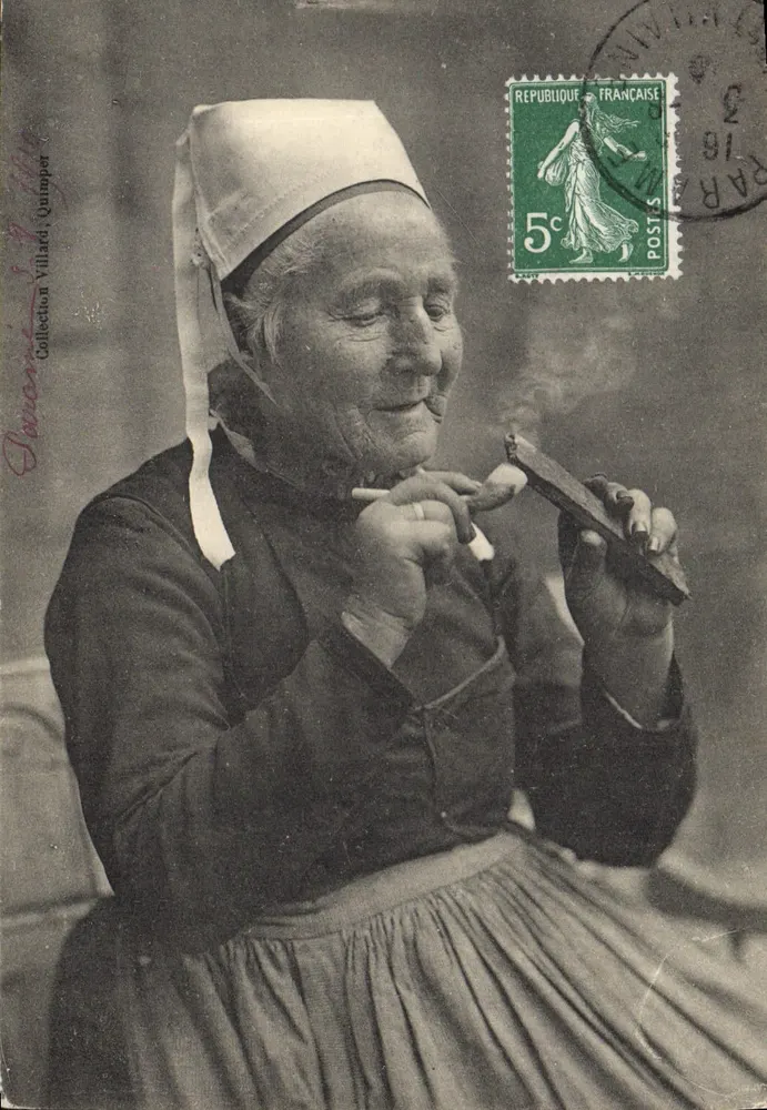 Mulher bretona fumando um cachimbo — Quimper — Coleção Villard - Frente