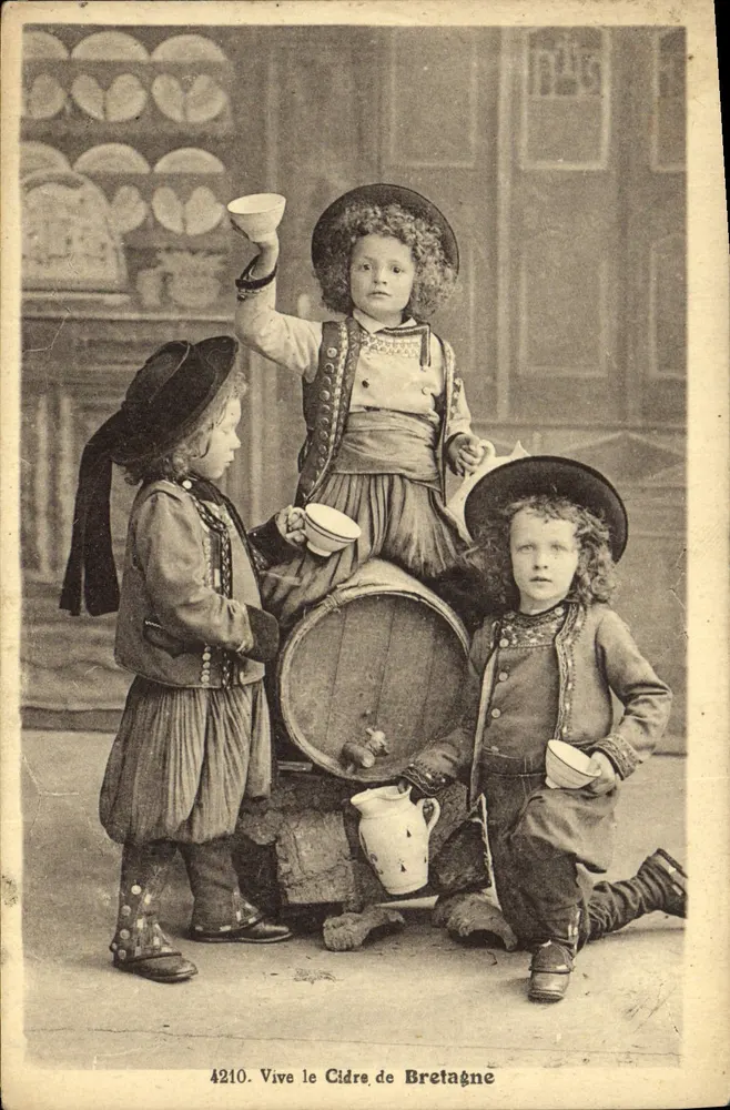 Niños en traje bretón — promoción del sidra — editor Villain Outimper, n° 4210 - Anverso