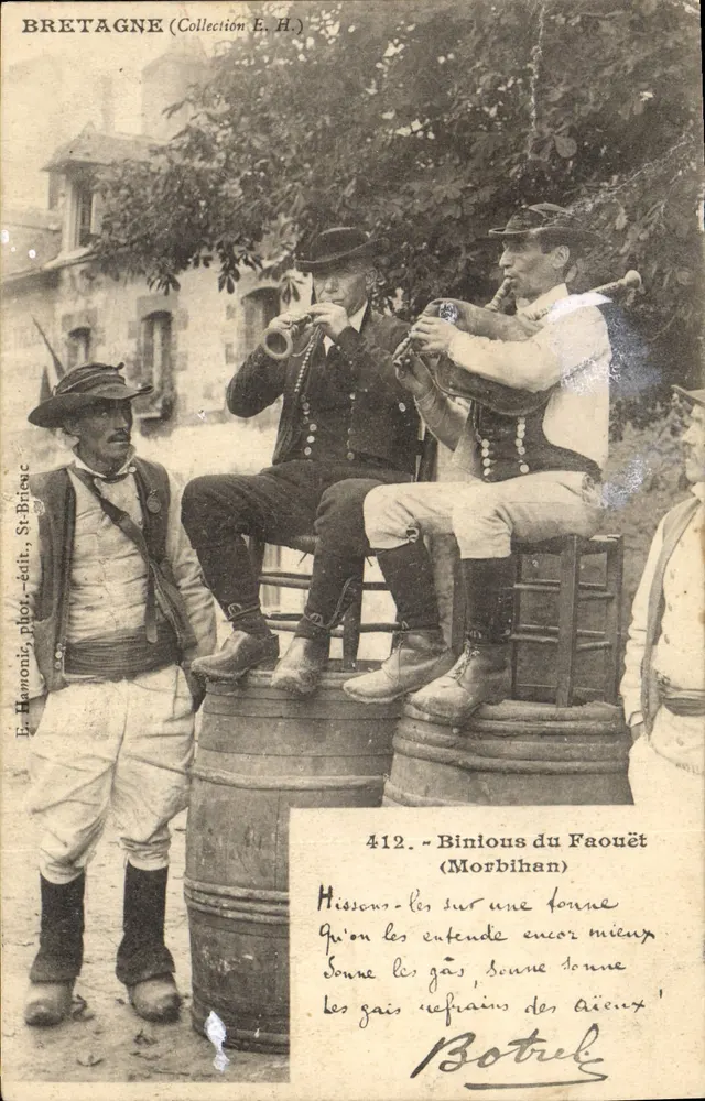 Binious du Faouët — musiciens jouant des cornemuses et d'un cornet à bouquin — E. Harmonis, phot., St-Brieuc - Frente