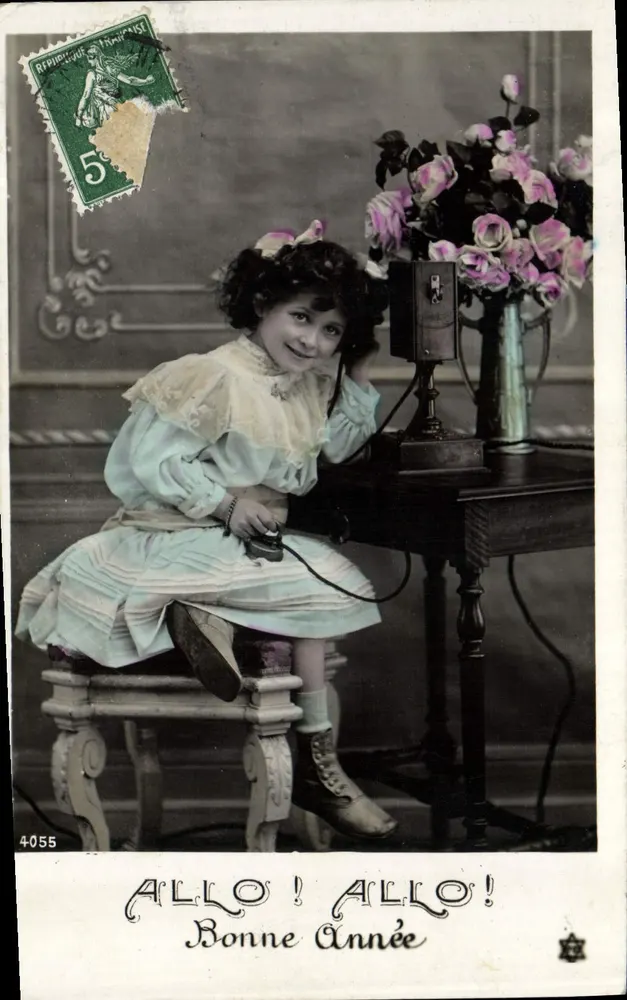 Mädchen, das mit einem Telefon spielt — 'HALLO! HALLO! Frohes Neues Jahr' — unbekannter Verlag, Nr. 4055 - Vorderseite